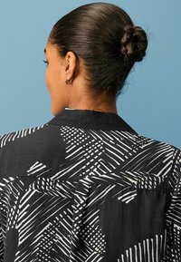 Next LONG SLEEVE - REGULAR FIT - Gombos blúz - monochrome geometric print