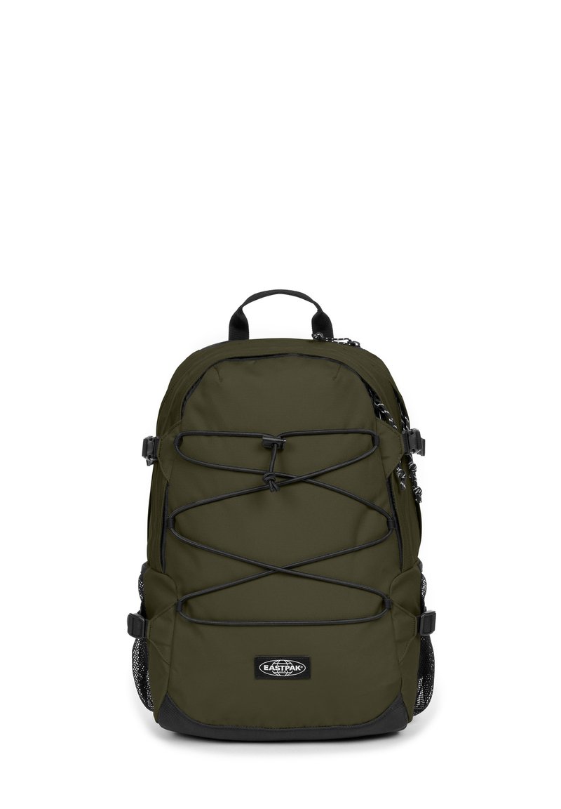 Olivgrön ryggsäck med en snygg design, som har ett bungee-snöre fram, mesh sidofickor och svarta detaljer. Förstärkt handled på toppen.