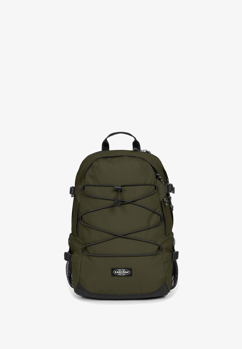 Olivgrön ryggsäck med en snygg design, som har ett bungee-snöre fram, mesh sidofickor och svarta detaljer. Förstärkt handled på toppen.