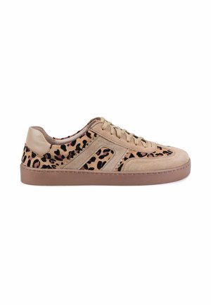 Niski sneaker z beżowego zamszu z brązowymi panelami w panterkę, beżowymi sznurowadłami i grubą, brązową gumową podeszwą, pokazany z boku.
