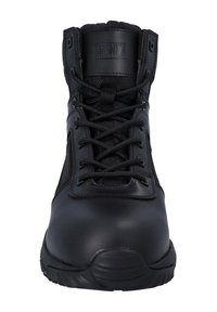 Zwarte tactische laars met een high-top ontwerp, gemaakt van leer en mesh. Voorzien van vetersluiting en versterkte neus voor duurzaamheid.