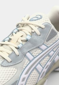 ASICS SportStyle GEL NYC 2055 UNISEX - Treniņu apavi - cream/dolphin grey