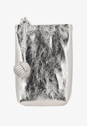 Metalisk sølvpose med en krøllet tekstur, sikret med en knyttet grå snor. Glat overflade, rektangulær form, minimalistisk design.