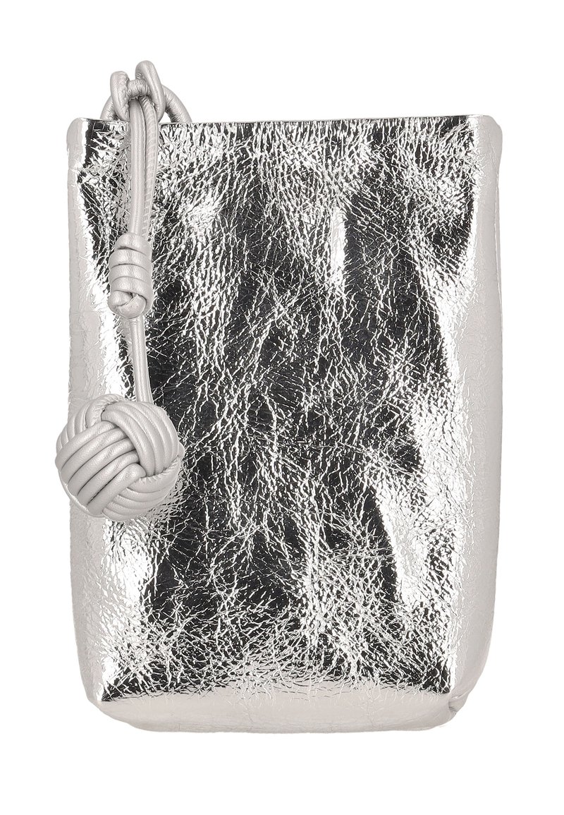 Metaliczna srebrna torebka o pomarszczonej fakturze, zabezpieczona szarym sznurkiem zawiązanym na supeł. Gładka powierzchnia, kształt prostokątny, minimalistyczny design.