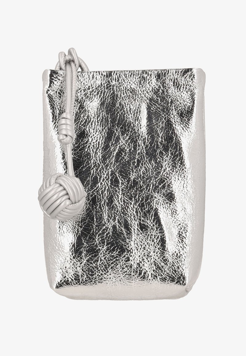 Metaliczna srebrna torebka o pomarszczonej fakturze, zabezpieczona szarym sznurkiem zawiązanym na supeł. Gładka powierzchnia, kształt prostokątny, minimalistyczny design.