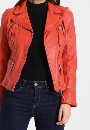 Giacca da moto in pelle rossa con tasche con zip, colletto a scatto e design aderente. La texture morbida e la finitura liscia migliorano la visibilità.