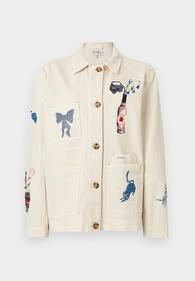 Μπεζ καμβά μπουφάν με κουμπώματα, διακοσμημένο με διάφορα πολύχρωμα κεντήματα, όπως φιόγκους, λουλούδια και ζώα. Τέσσερις τσέπες.