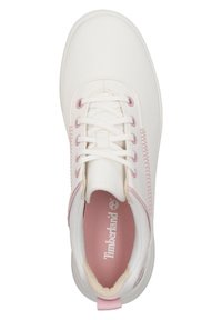 Vit sportig sko med rosa detaljer, utrustad med en texturerad canvas-ovandel, snörning och vadderad insida för komfort.