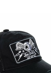 Casquette trucker noire avec un patch brodé central blanc arborant un motif d'œil avec des ailes et le texte "Von Dutch", dos en mesh.