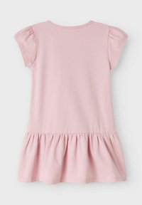 Vestido rosa de manga corta hecho de algodón suave. Presenta un escote redondo y un volado fruncido en el dobladillo para una silueta acampanada.