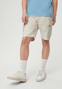 QS JOHN BERMUDA IM STYLE - Shorts - helles beige