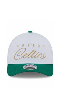 Weißer Hut mit grünem Schirm, auf dem "BOSTON" in goldenen Buchstaben über "Celtics" in einer Schreibschrift steht. Verstellbare Größe mit strukturiertem Schirm.