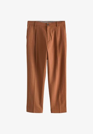 Braune, maßgeschneiderte Hose mit Gürtelösen, vorne mit Knopf und Reißverschluss sowie Seitentaschen, vor weißem Hintergrund präsentiert.