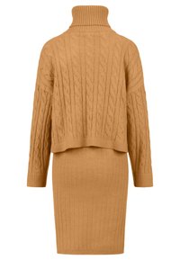 Robe en maille couleur chameau avec un pull court assorti à torsades, col roulé et manches longues, vue de dos.