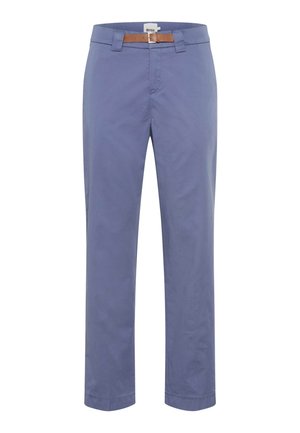 Blaue, gerade geschnittene Hose mit Gürtelschlaufen und einem hellbraunen Gürtel, ausgestattet mit einem vorderen Reißverschluss und Knopfverschluss.