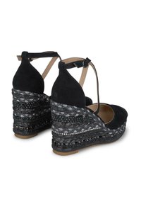 Zwarte suède wedge sandalen met een gevlochten, textuurplatform dat is versierd met kralen en een T-band ontwerp. Glad, rond neus.