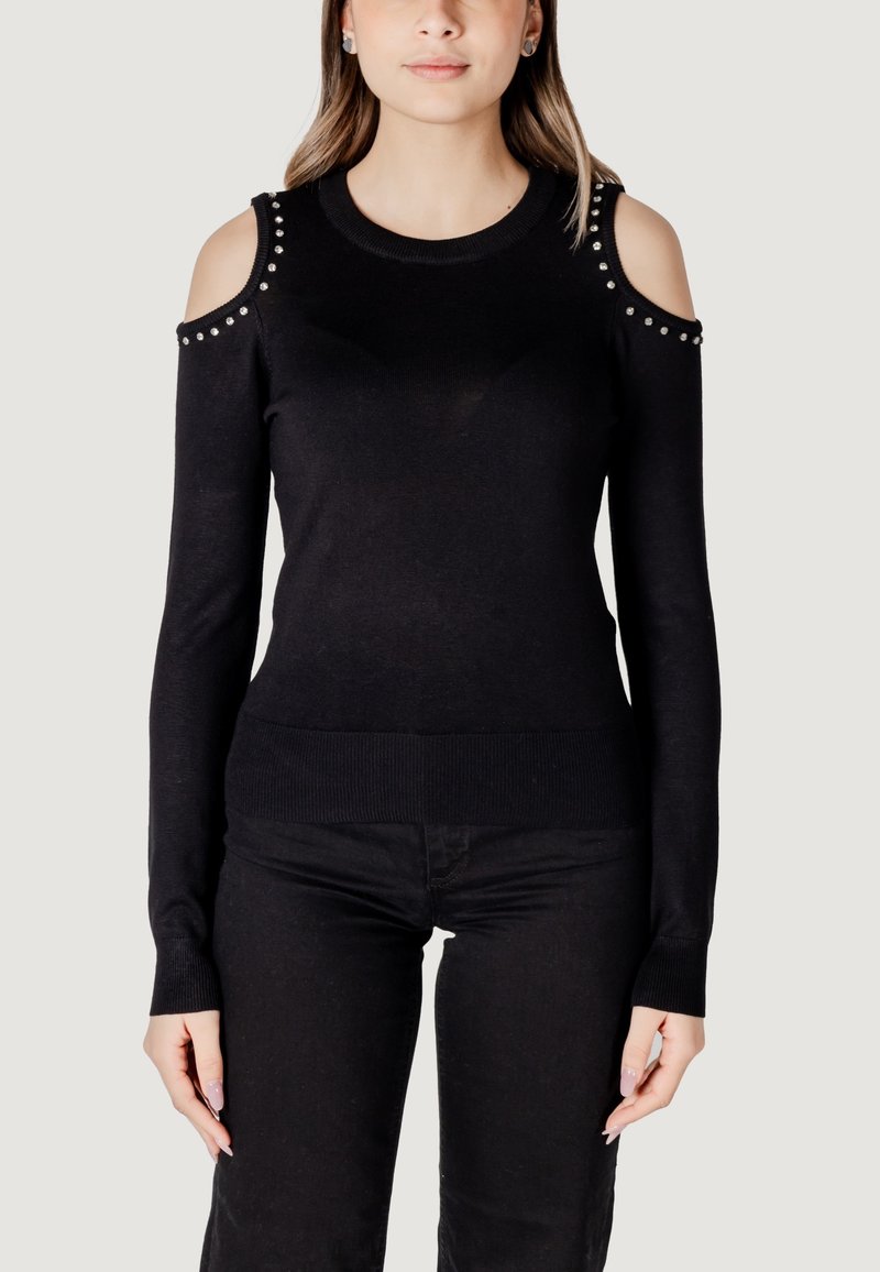 Maglione nero a maniche lunghe con design a spalle scoperte, impreziosito da rivetti argentati lungo le spalle, orlo a coste e silhouette aderente.