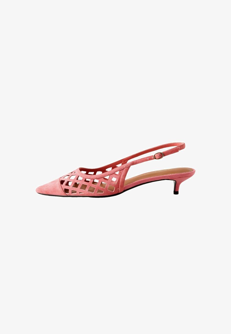 Chaussure à talon kitten slingback en daim rose avec un design en treillis ouvert et une bride à boucle réglable sur fond blanc.