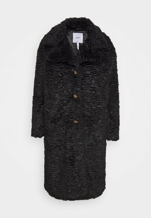 Manteau noir en texture avec une finition imitant la fourrure ondulée, doté d'un large col, de manches longues et de boutons en ton doré sur le devant.