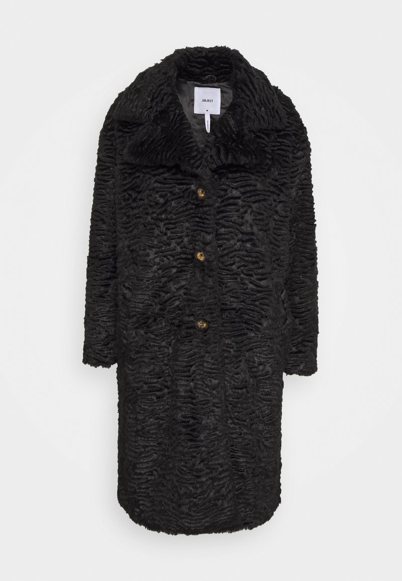 Manteau noir en texture avec une finition imitant la fourrure ondulée, doté d'un large col, de manches longues et de boutons en ton doré sur le devant.