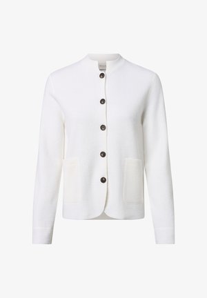 Cardigan bianco a maglia con scollo rotondo, chiusura anteriore con bottoni e due tasche applicate. Presenta bottoni scuri e una consistenza morbida.
