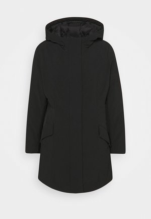 Zwarte lange parka met aangehechte capuchon en twee klepzakken aan de voorkant, ontworpen voor koud weer.