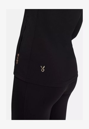 Czarny sportowy top wykonany z gładkiego materiału, z boczną kieszenią na zamek błyskawiczny oraz małym metalicznym logo blisko dolnej krawędzi.