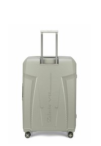 Maleta de hard-shell en gris claro con superficie texturizada, mango extensible plateado y cuatro ruedas para movilidad. Detalle de marca notable presente.