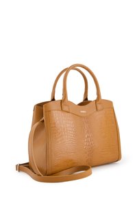 Sac à main en cuir tan avec un motif crocodile, doté de doubles poignées et d'une bandoulière réglable. Texture lisse et forme structurée.