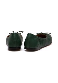 Ballet flats in pelle verde con punta arrotondata, parte superiore elasticizzata e suola nera. Presentano un accento a fiocco sulla parte anteriore.