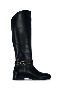 Stivale nero in pelle alta fino al ginocchio con un design elegante, caratterizzato da un accento in catena metallica dorata e una chiusura con zip laterale. Tacco piatto.