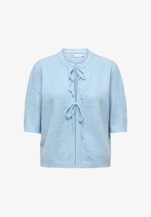 Helehall sinine lühikeste varrukatega kardigan, ümmarguse kaelusega, ees sõlmitav sulgemine ja soonikuga detailid nööbiriba ning varrukate ääres. Pehme tekstuur.