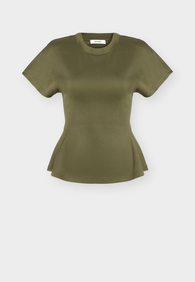 Λιτή κοντομάνικη στενή μπλούζα σε ελαιί πράσινο χρώμα με στρογγυλή λαιμόκοψη και ελαφρώς ανοίγοντας τελείωμα, εμφανίζεται σε απλό ανοιχτό φόντο.