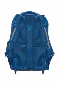 Blauer Rucksack mit gepolstertem Mesh-Rücken, verstellbaren Trägern und reflektierenden Akzenten. Enthält ein Logo und mehrere verstellbare Schnallen.