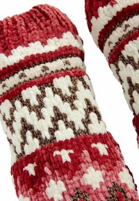 Stickade vantar med en färgsättning i rött, vitt och rosa, med texturerade mönster och metalliska detaljer, designade för värme och komfort.