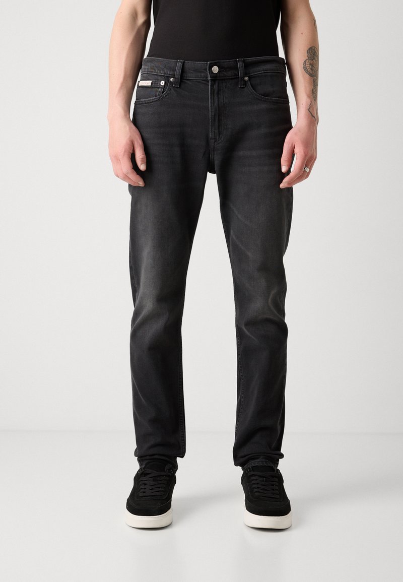 Calvin Klein Jeans SLIM TAPER OIL SLICK - Zúžené džíny - essential black