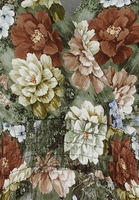 Blommig klänning med grön bakgrund, stora blommor i nyanser av röd, vit och gul, med en strukturerad, samlad finish.