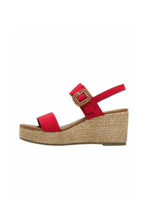 Sandale compensée en suede rouge avec une plateforme en corde texturée, une large sangle sur les orteils et une sangle de cheville ajustable avec une boucle tressée.