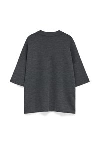 Pullover oversize grigio scuro con maniche corte, scollatura rotonda e tessuto texturizzato con un sottile motivo heather.