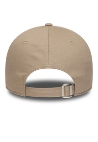 Casquette kaki avec une couronne arrondie, en tissu de coton lisse, bandeau ajustable avec des accessoires en métal, et un trou de ventilation cousu à l'arrière.