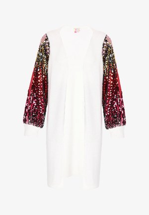 Weißer, offener Cardigan mit langen, enganliegenden Ärmeln, die mit Pailletten verziert sind. Die Ärmel weisen einen Farbverlauf von Pink über Rot bis Schwarz auf.