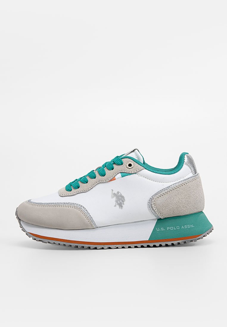 Weiße und graue Sneaker mit türkisfarbenen Schnürsenkeln und Akzenten, aus Wildleder und Mesh, mit einer strukturierten Sohle und einem Logo-Detail an der Seite.