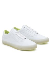 Białe sneakersy o gładkim wykończeniu ze skóry, z niskim krojem, zielonym akcentem wewnętrznym i białymi sznurówkami. Polprzezroczysta gumowa podeszwa.