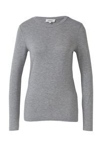 Jasnoszara koszulka z długim rękawem, o klasycznym okrągłym dekolcie, w slim fit, z małą białą metką marki na plecach przy dekolcie.