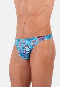 Blaue Badehose mit Paisley-Muster, das ein lebhaftes Design in Pink, Türkis und Orange zeigt, mit niedrigem Bund und elastischem Taillenband.