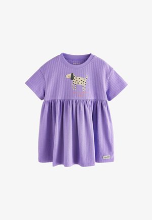 Svetlofialové šaty s krátkym rukávom, ktoré majú textúrovanú látku, zberaný pás a grafiku psa na prednej strane. Škatuľa na boku.