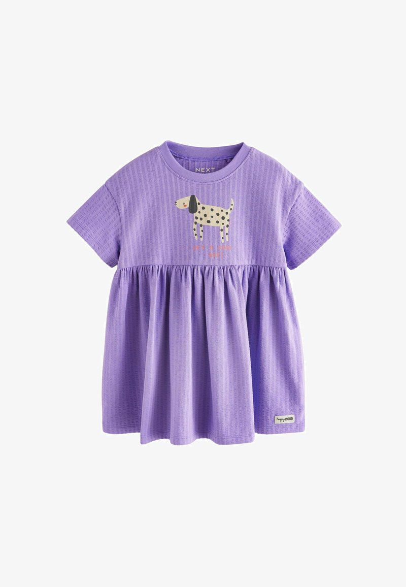 Svijetloljubičasta haljina kratkih rukava s teksturiranim materijalom, naboranim strukom i grafikom psa na prednjem dijelu. Oznaka sa strane.