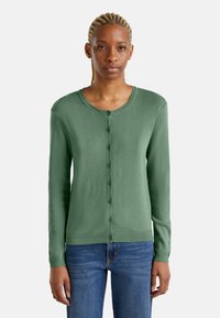 Zelený cardigan s dlouhými rukávy, kulatým výstřihem a zapínáním na knoflíky vepředu. Vyroben z měkkého materiálu, s žebrovanými manžetami a lemem.