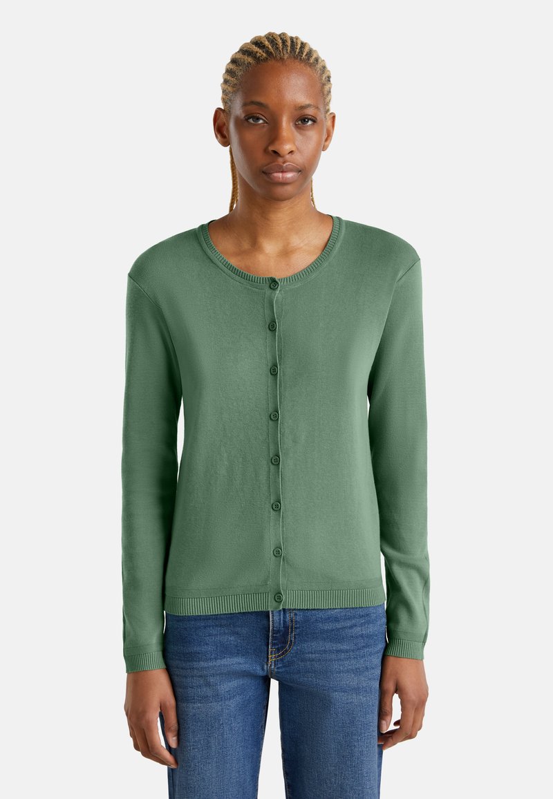 Zelený cardigan s dlouhými rukávy, kulatým výstřihem a zapínáním na knoflíky vepředu. Vyroben z měkkého materiálu, s žebrovanými manžetami a lemem.