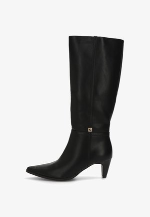 Bota negra de cuero hasta la rodilla con punta puntiaguda, tacón pequeño y detalle en dorado. Textura suave y diseño elegante.